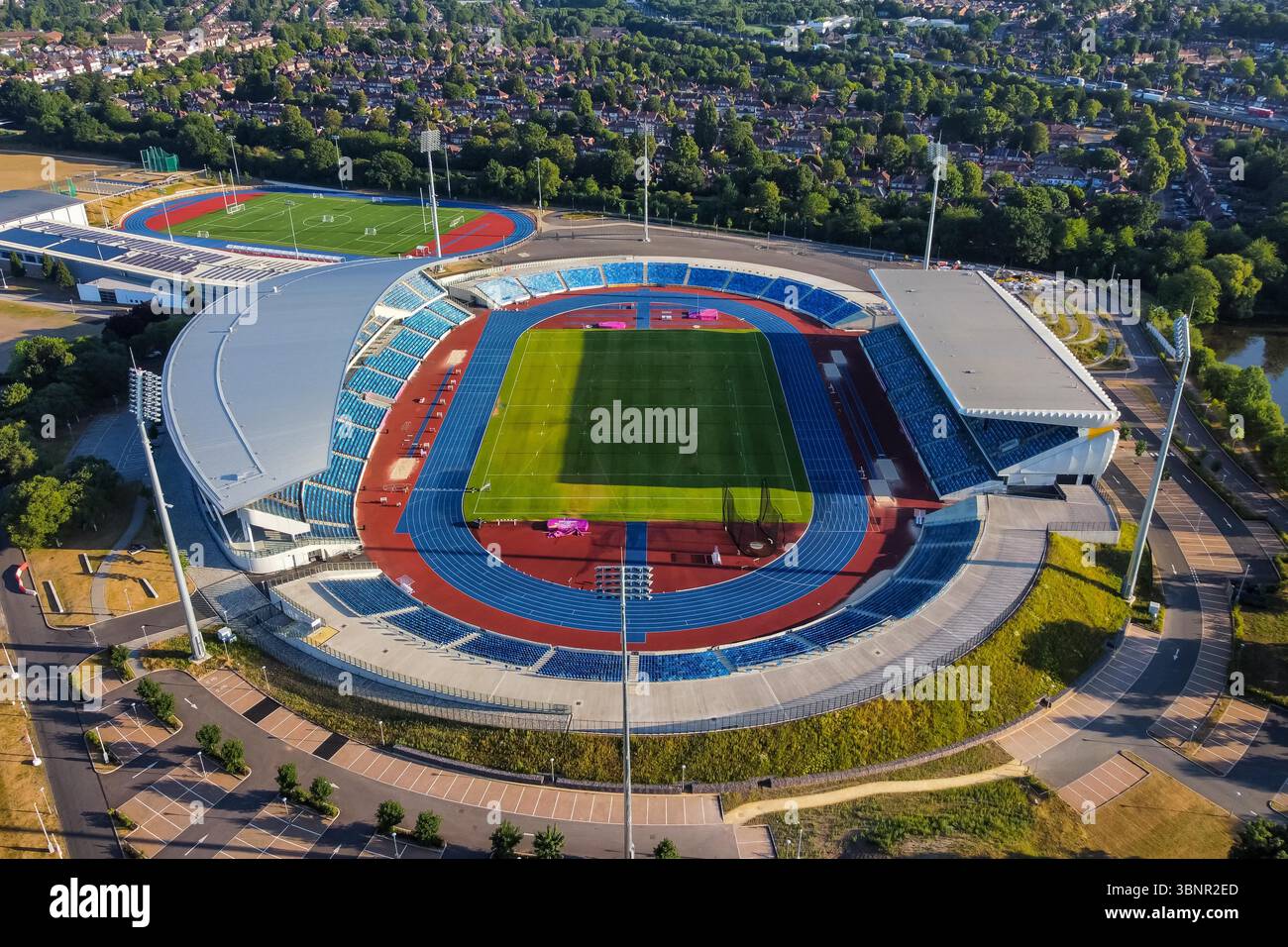 Perry Barr, Birmingham, Regno Unito. 3 luglio 2025. Vista aerea generale dell'Alexander Stadium presso il Perry Barr di Birmingham, Regno Unito. È il più grande stadio di atletica del Regno Unito e ha quattro stand con una capacità totale di 18.000. Si terrà il Novuna UK Athletics Championships sabato 2 e domenica 3 agosto 2025. Crediti fotografici: Graham Hunt/Alamy Live News Foto Stock