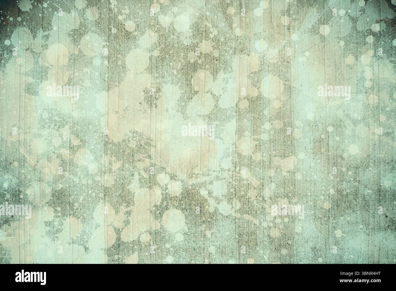 La superficie della parete con design grunge ravvicinato rivela vernice verde verde acqua e beige con aree di pelatura e incrinature Foto Stock