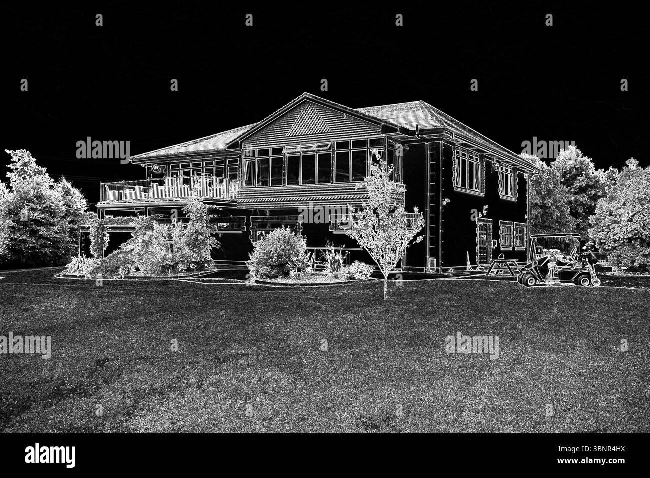 Design piatto che mostra casa a due piani con tetto a timpano, prato, arbusti, bordatura del giardino, veicolo multiuso Foto Stock