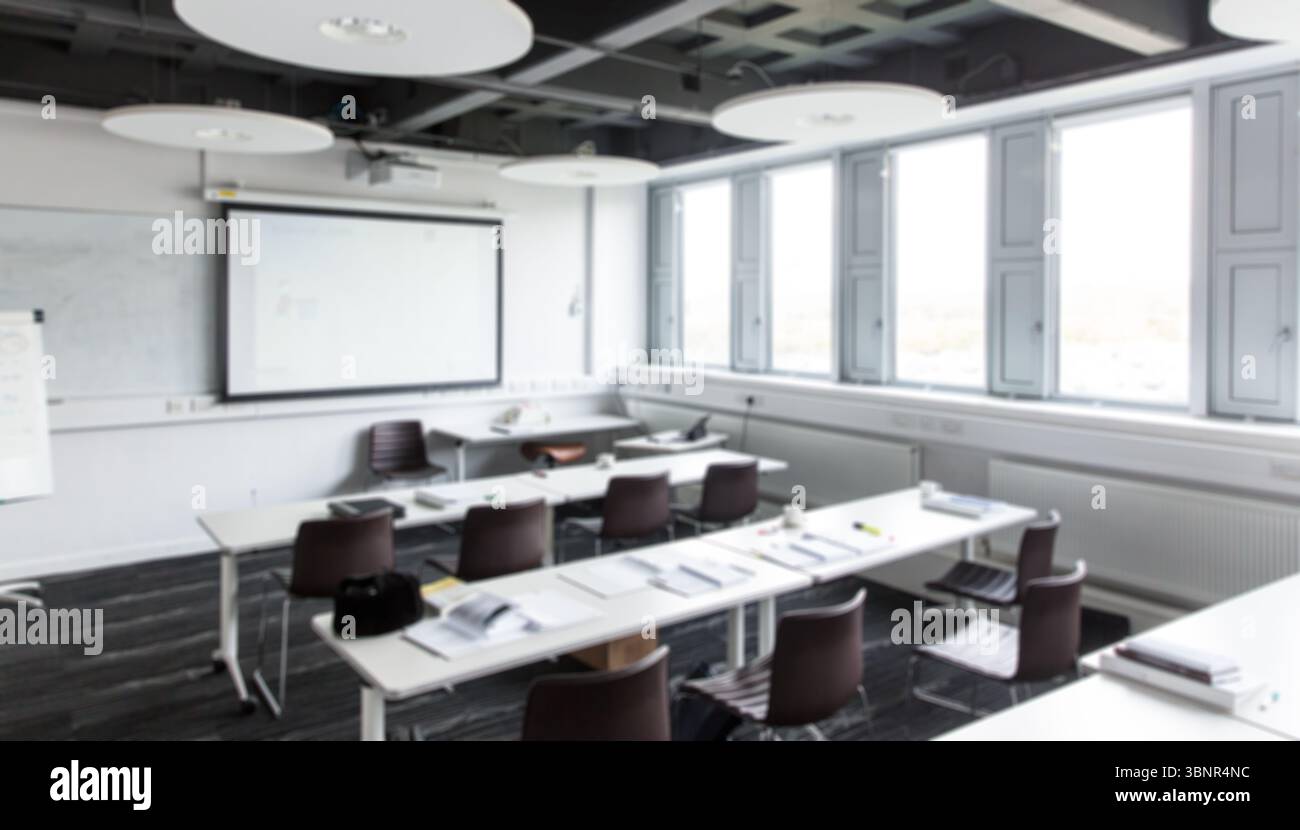 Tavoli bianchi e sedie marroni sono mostrati in una sala di formazione dal design piatto con quaderni e penne Foto Stock