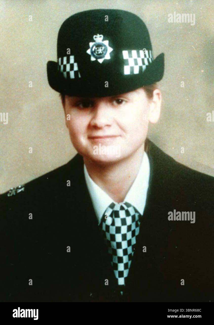 Foto del file datata 26/10/97 della foto del file datata 26/10/97, dell'agente di polizia Nina Mackay, che è stata pugnalata a morte mentre era andata ad arrestare Madgi Elgizouli in un appartamento nella zona est di Londra. PC Mackay è uno degli oltre 100 dipendenti pubblici che sono morti in servizio per essere stati riconosciuti dalla concessione di un Elizabeth Emblem. Sua madre, Patricia Mackay, 80 anni, disse che Nina aveva una "grande coscienza sociale", aggiungendo "a tutti piaceva lavorare con lei perché lavorava molto duramente". Data di pubblicazione: Venerdì 4 luglio 2025. Foto Stock