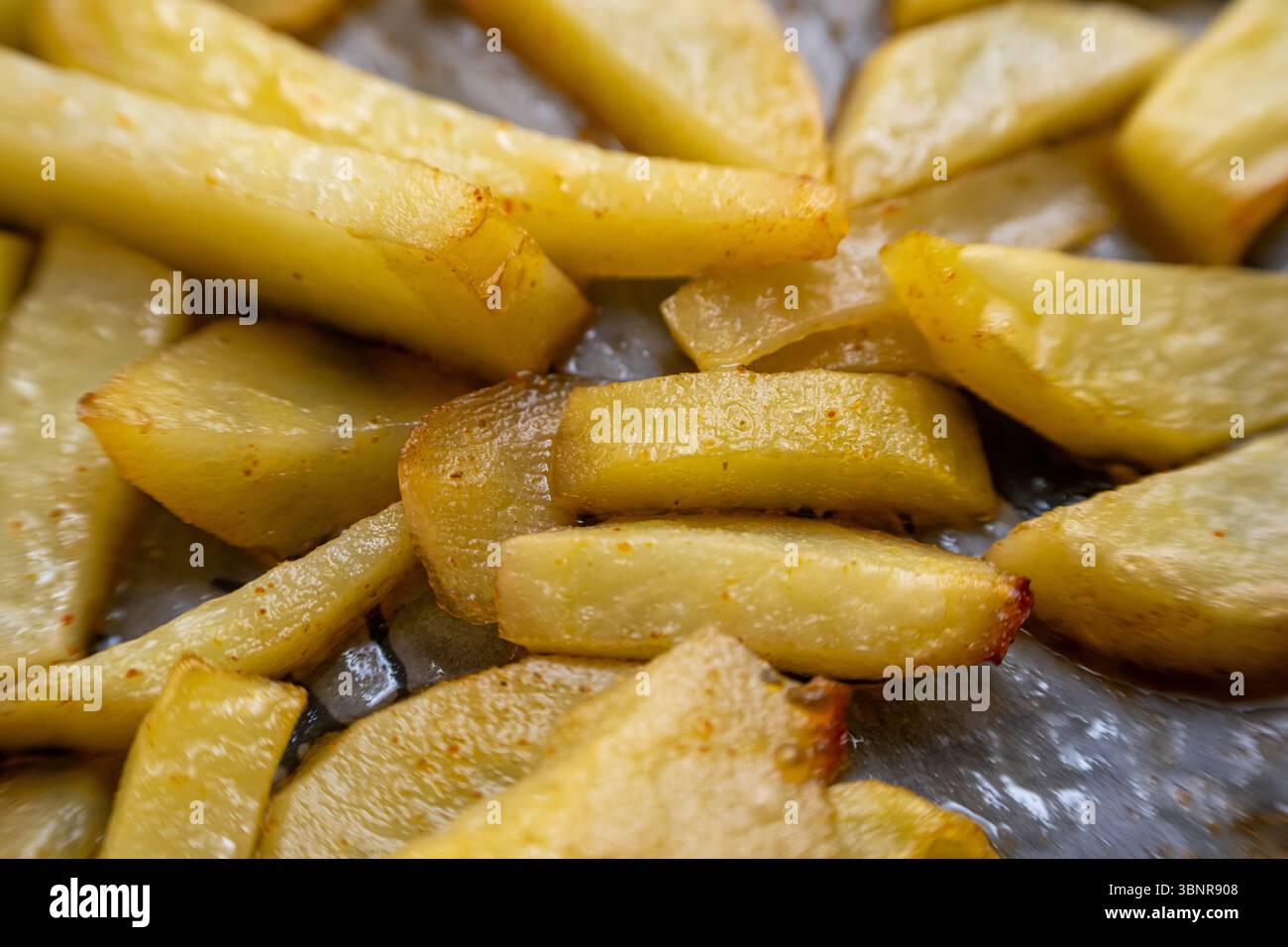 Patate dorate fatte in casa cotte in forno, primo piano Foto Stock