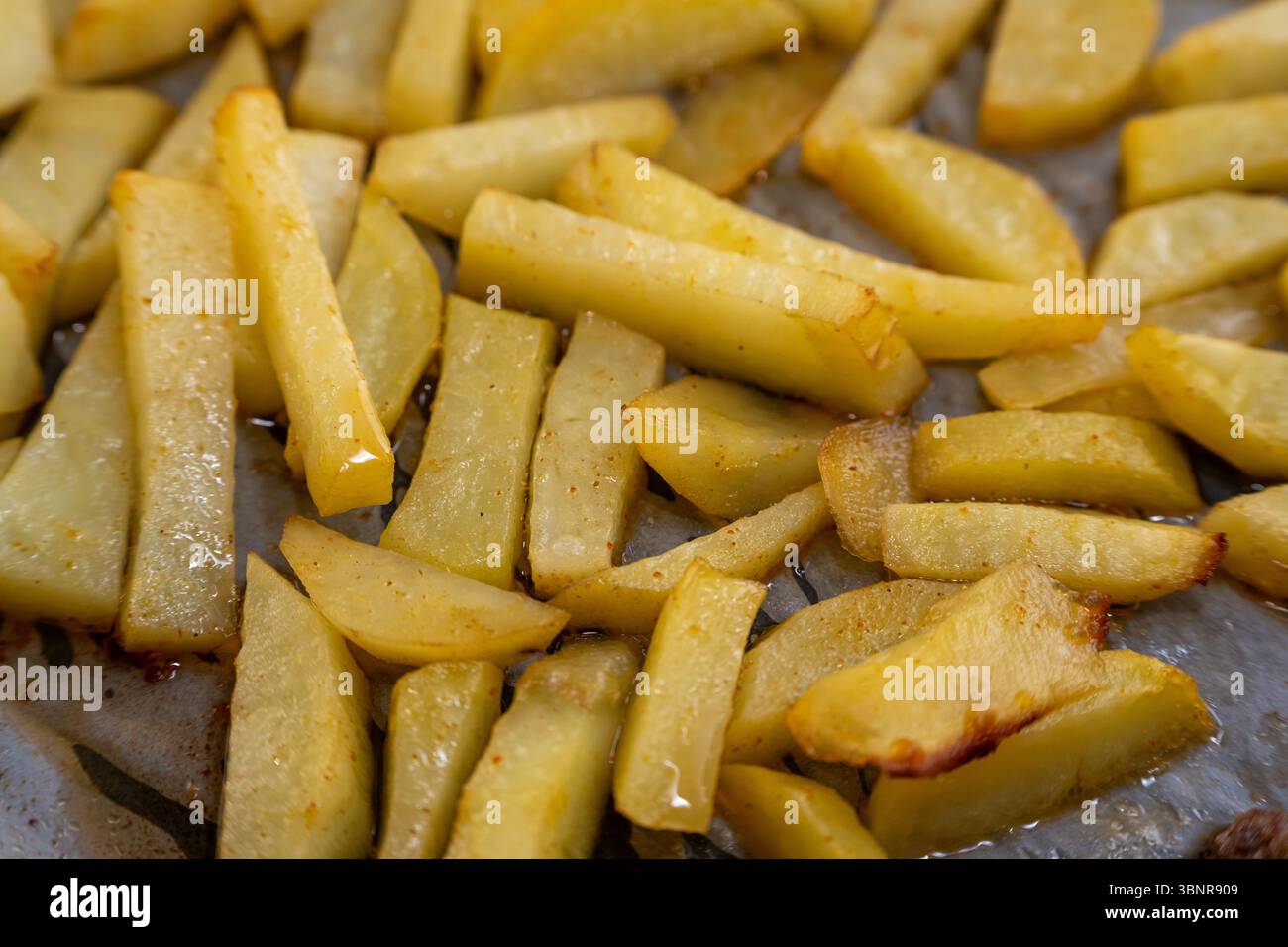 Patate dorate fatte in casa cotte in forno, primo piano Foto Stock