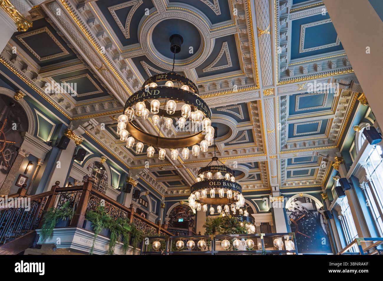 Lobby vittoriana dell'hotel con lampadari Grand Circular e soffitto a cassettoni. Londra, Regno Unito, 5 maggio 2024 Foto Stock
