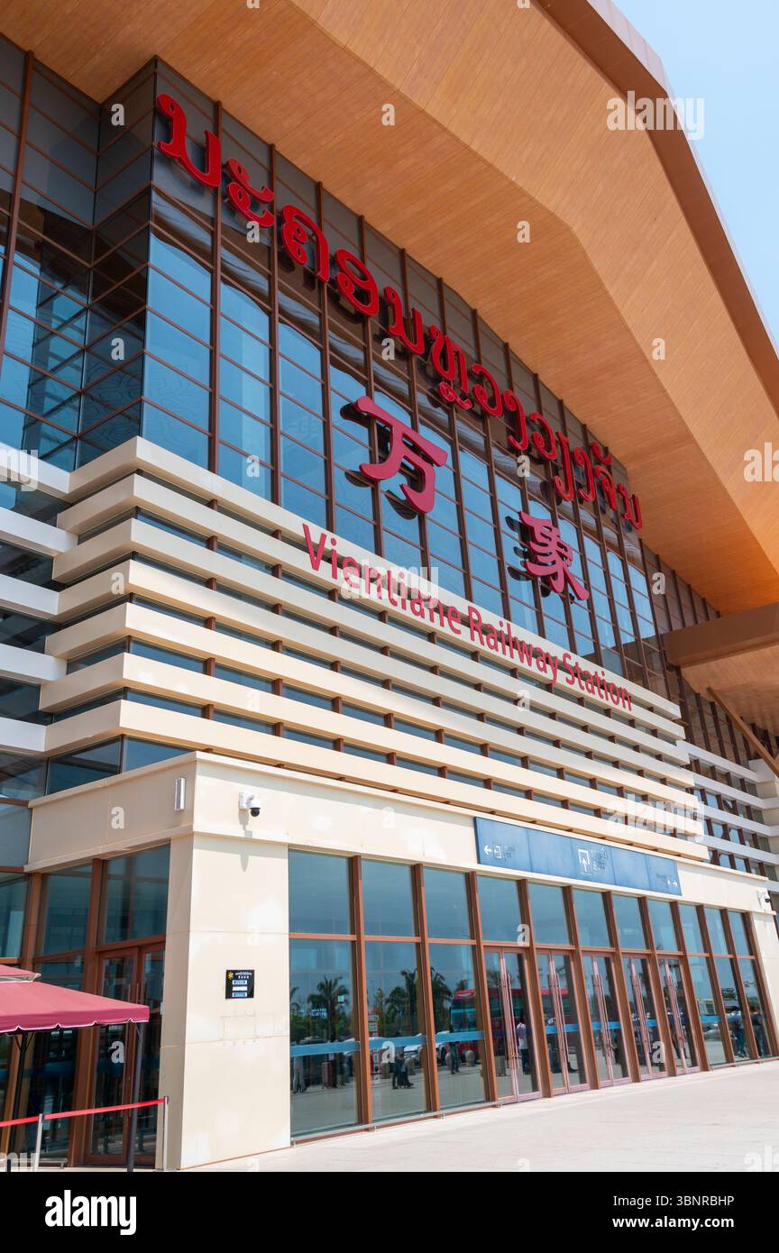 Stazione ferroviaria principale della ferrovia Cina-Laos a Vientiane, capitale del Laos nel sud-est asiatico. La stazione è stata progettata e costruita la Foto Stock