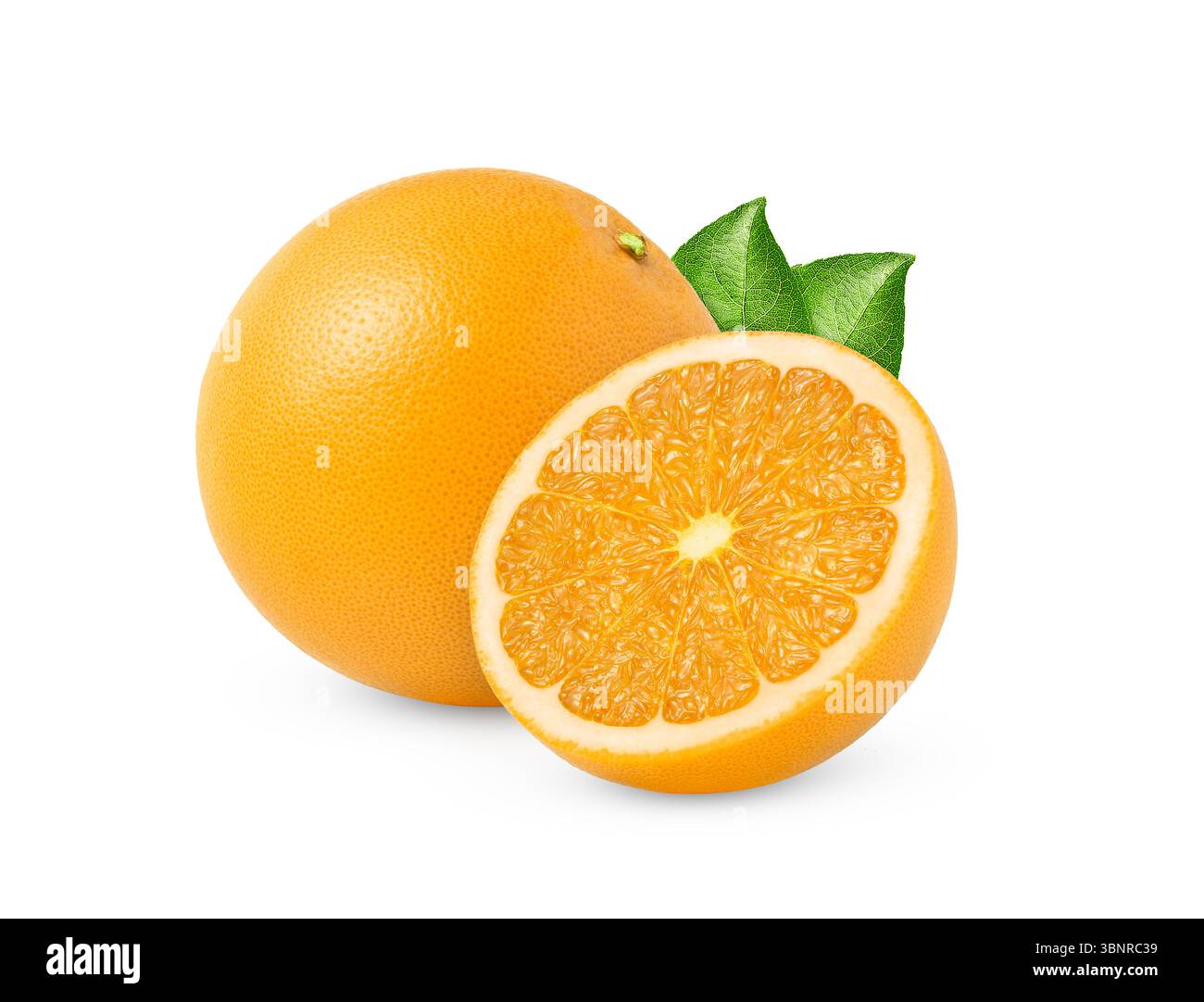 Frutta d'arancia e un taglio a metà isolato con foglia verde. Foto Stock