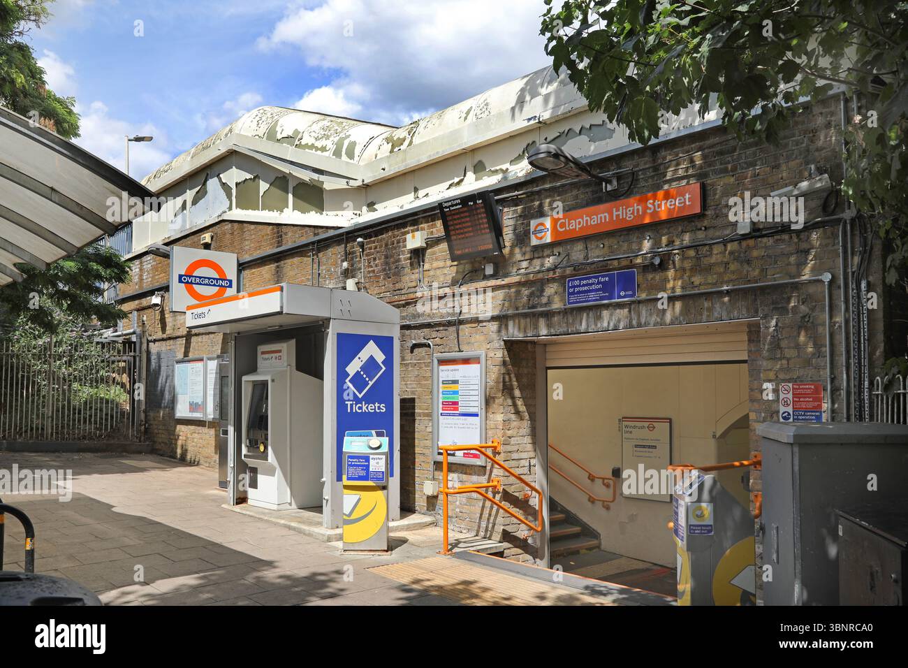 Ingresso alla stazione di Clapham High Street, Clapham, Londra, Regno Unito. Servita dalla rete Overground - questa linea ora rinominata Windrush Line. Foto Stock