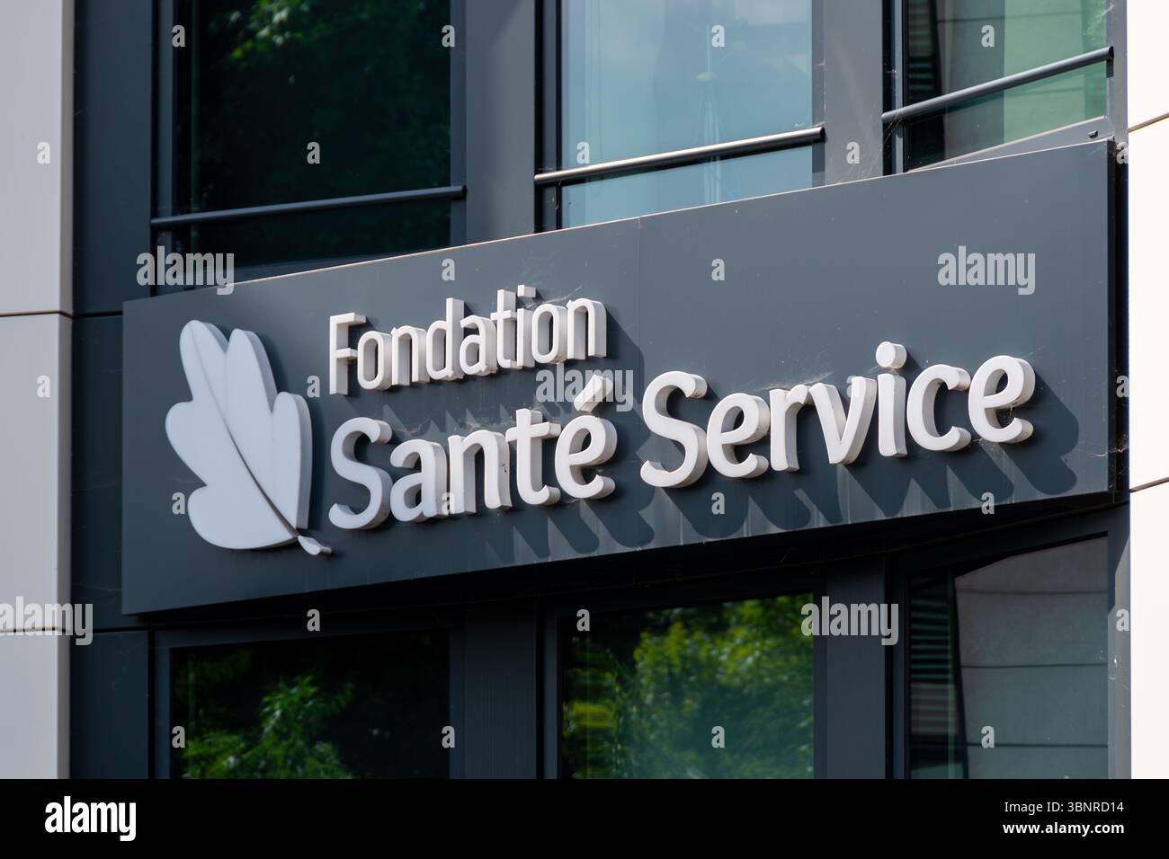 Segno e logo della sede della Fondation Santé Service, struttura sanitaria specializzata in ospedalizzazione domiciliare e assistenza domiciliare Foto Stock