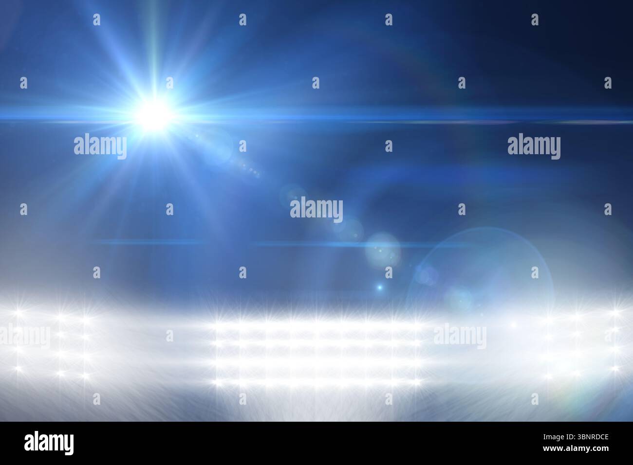 La serie di proiettori da stadio illumina il campo nebbioso con un design piatto e un fascio luminoso di stelle Foto Stock