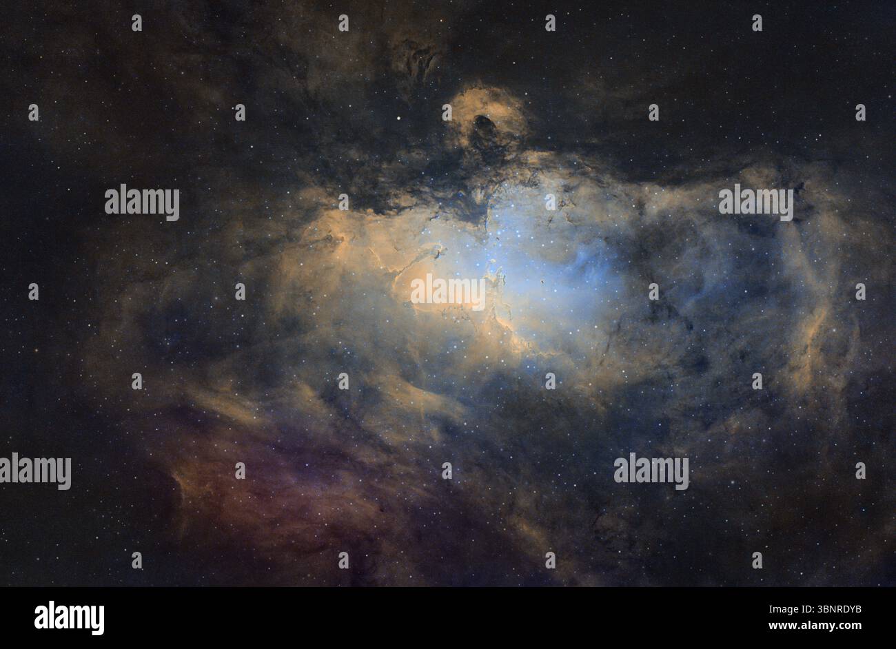 La nebulosa dell'Aquila (M16) in Serpens, che mostra i pilastri della creazione con dettagli sorprendenti grazie all'imaging a tavolozza Hubble a banda stretta. Foto Stock