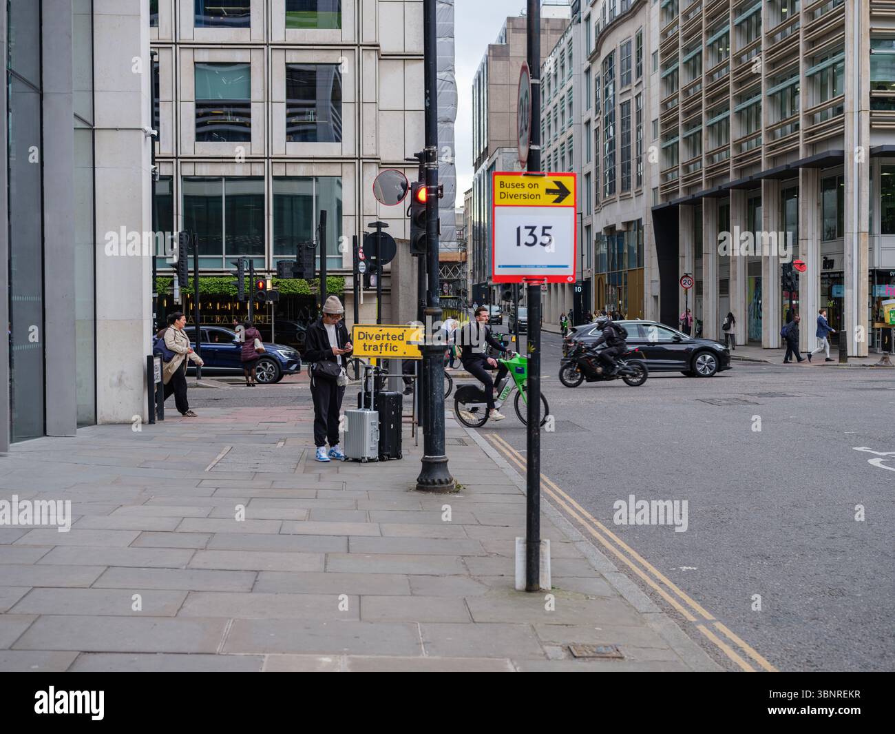 Regno Unito, Londra, 07 luglio 2025. I lavoratori della città e i pedoni percorrono le deviazioni nei pressi di Bishopsgate, con cartelli che indicano le fermate degli autobus e c Foto Stock