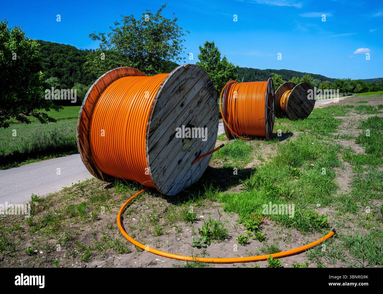 Sito in costruzione con un cavo in fibra ottica per rullo a banda larga digitale di comunicazione internet. Foto Stock