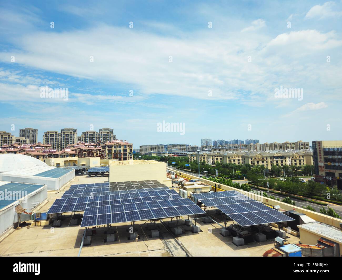 Installazione fotovoltaica solare sul tetto a Dongying Wanda Plaza, Shandong - impianto urbano di energia rinnovabile distribuita Foto Stock