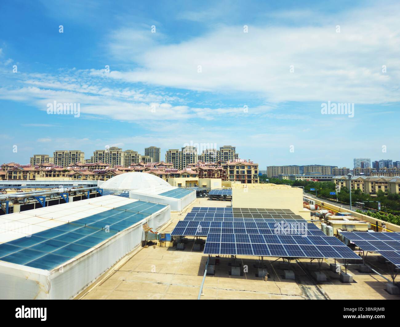 Wanda Mall Rooftop Solar PV Array Under Clear Summer Sky, Dongying, Shandong, Cina Foto Stock