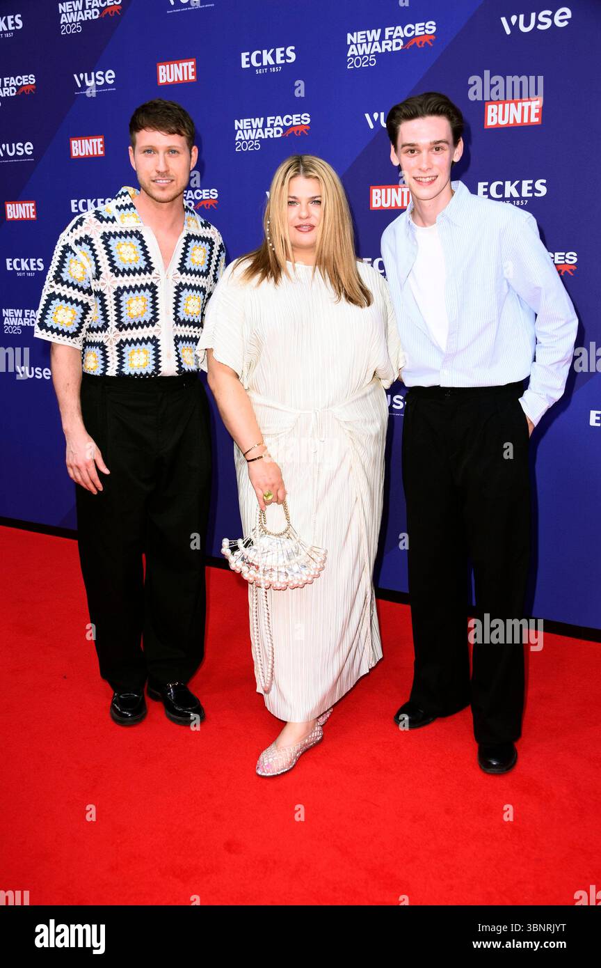 Sebastiano Schweitzer, Alina Wichmann e Mike Leon Lichtenberg bei der Verleihung der Bunte New Faces Awards Style 2025 im Telegraphenamt. Berlino, 03.07.2025 *** Sebastiano Schweitzer, Alina Wichmann e Mike Leon Lichtenberg alla presentazione del Bunte New Faces Awards Style 2025 al Telegraphenamt Berlin, 03 07 2025 foto:Xn.xKubelkax/xFuturexImagex faces_5811 Foto Stock