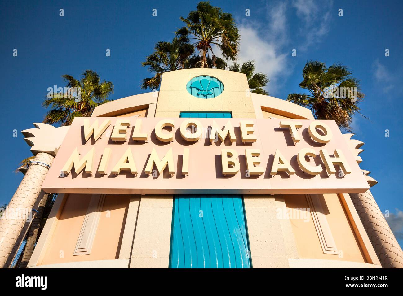 Cartello di benvenuto sulla strada per Miami South Beach e l'area del quartiere Art Deco. Foto Stock