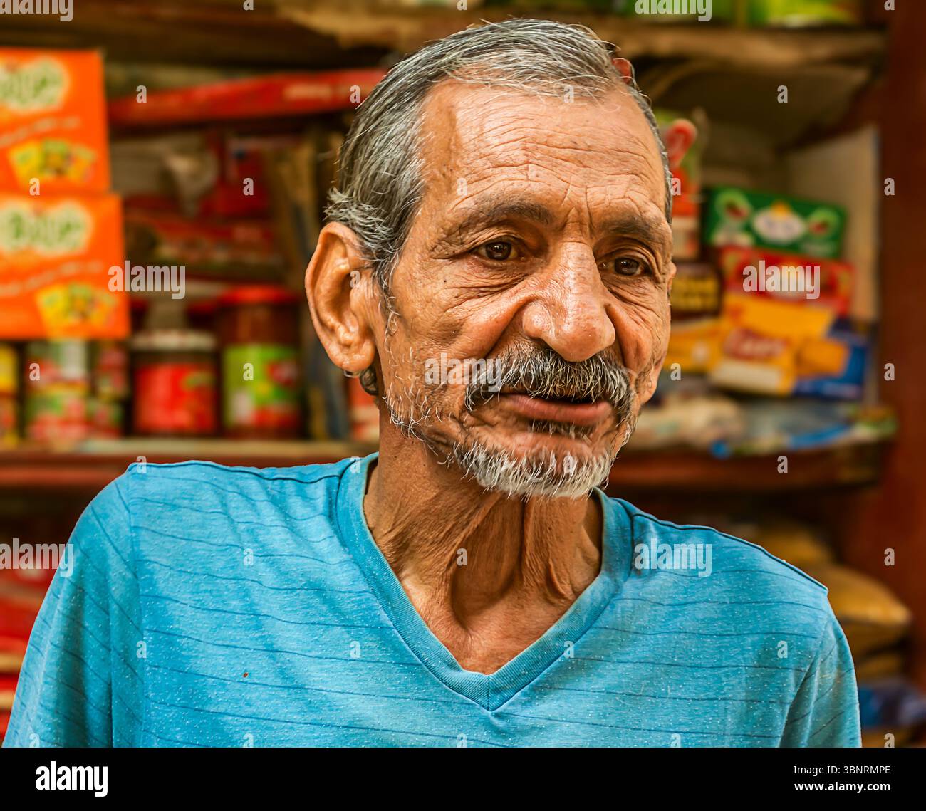 Anziano egiziano seduto all'interno di un tradizionale chiosco di strada Foto Stock
