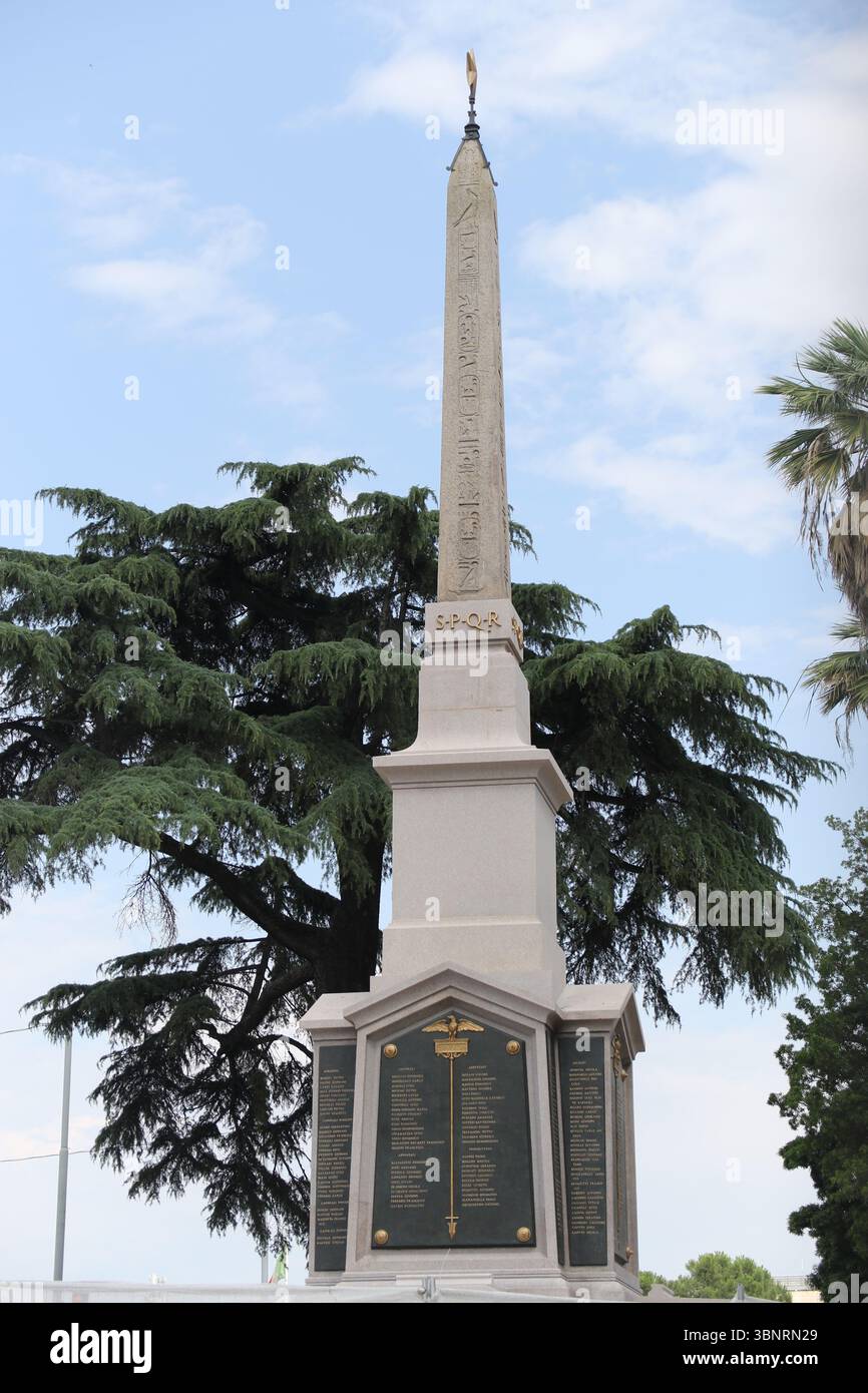L'obelisco Monumento ai caduti di Dogali è un memoriale, situato a Roma, dedicato ai caduti soldati italiani della Battaglia di Dogali. Si trova vicino alla stazione termini. Foto Stock