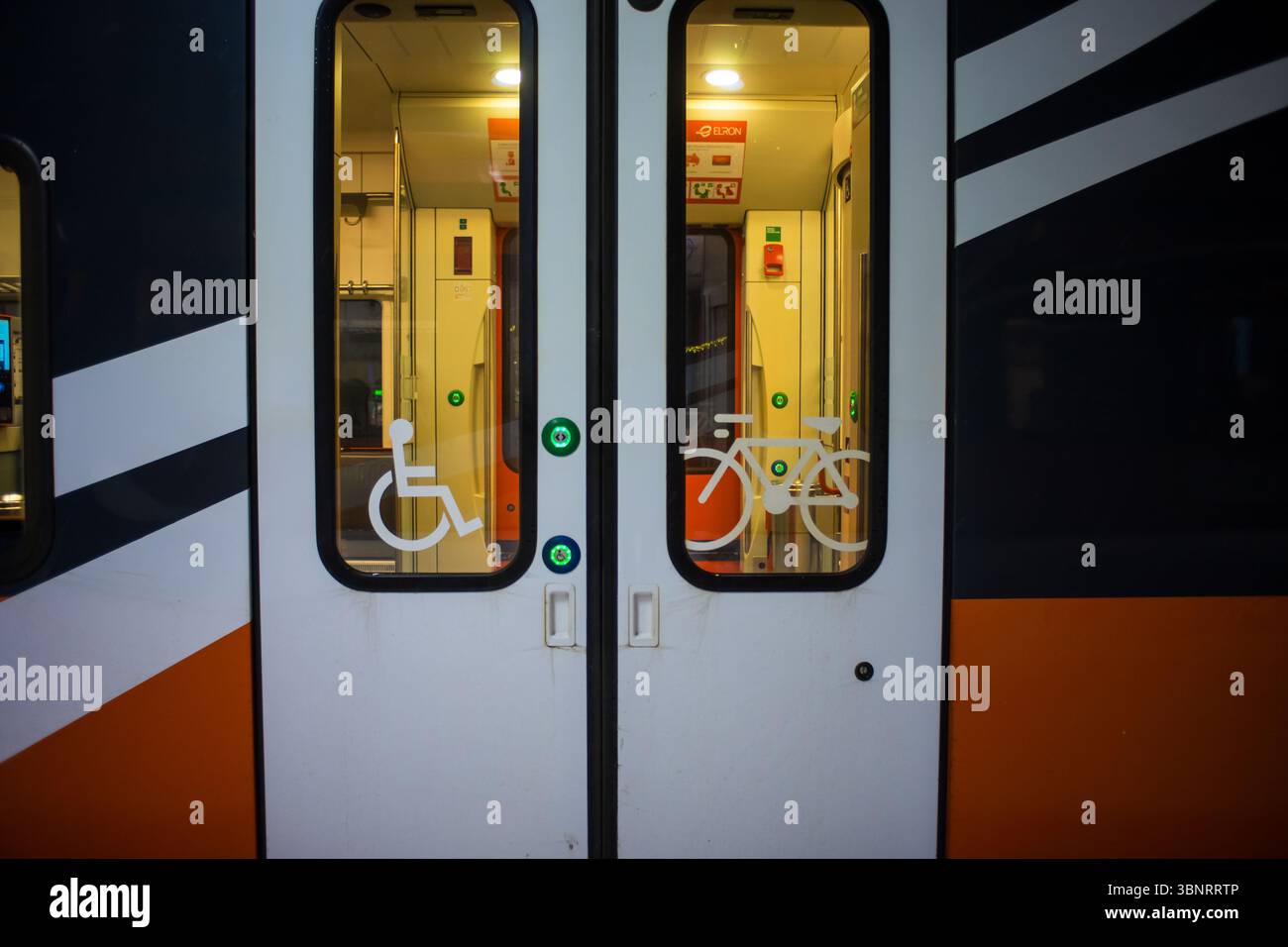 Primo piano delle moderne porte dei treni con simboli di sedie a rotelle e biciclette, Estonia. Foto Stock
