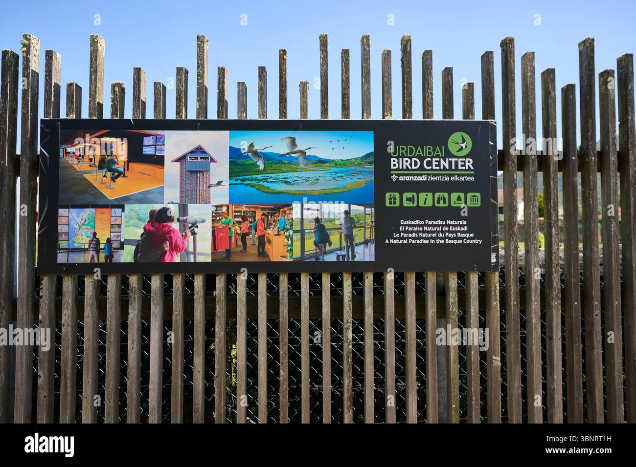 Segnaletica per il centro ornitologico di urdaibai esposto su una recinzione in legno, che mostra la natura e la fauna selvatica nei Paesi baschi Foto Stock