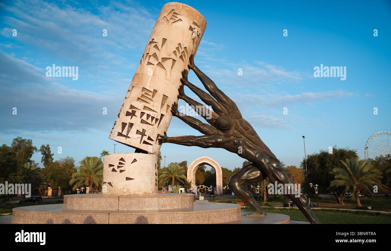 Il Monumento in Iraq simboleggia la resilienza del suo popolo, mentre gli sforzi di restauro evidenziano il significato culturale e l'unità. Foto Stock