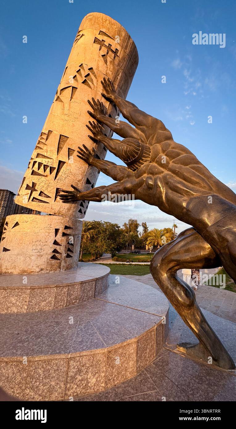 Uno sforzo dedicato per preservare un significativo monumento iracheno, mostrando dettagli artistici e ricca storia culturale contro un cielo limpido. Foto Stock