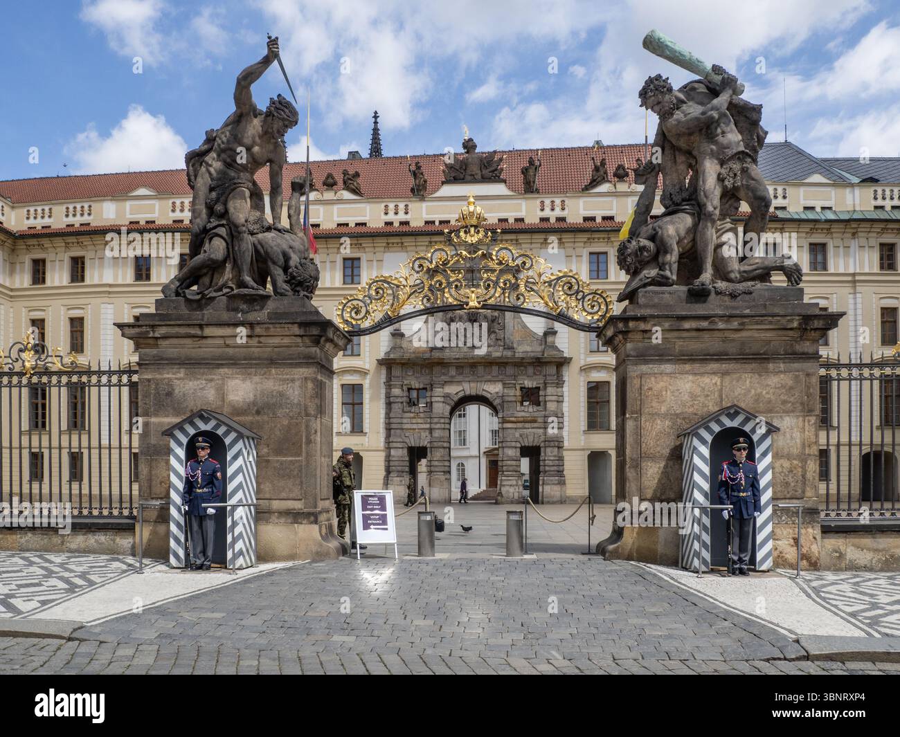 Praga - Repubblica Ceca - 18 maggio 2025 - porta del Castello di Praga Foto Stock