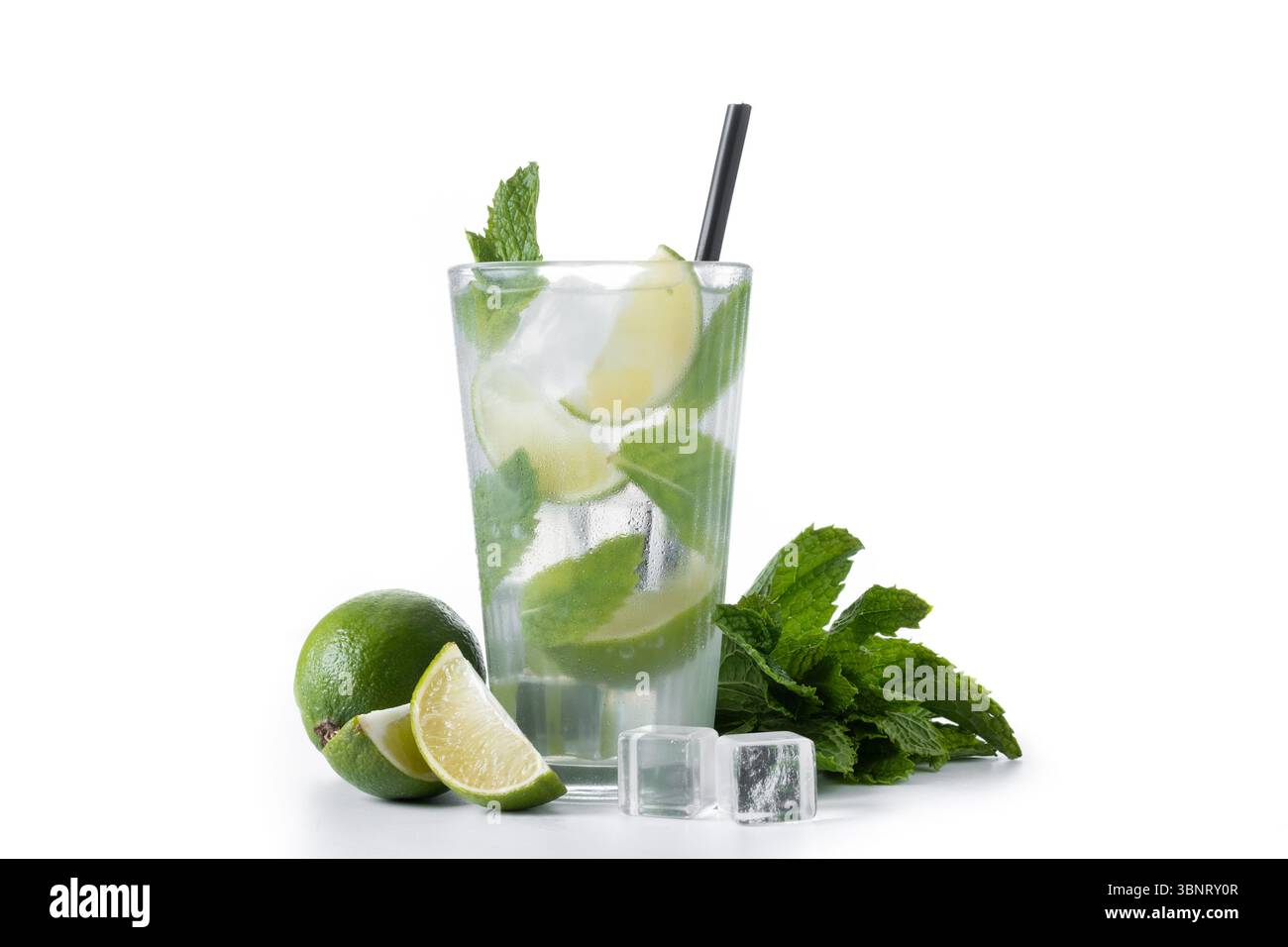Cocktail classico Mojito con limo e menta isolato su sfondo bianco Foto Stock