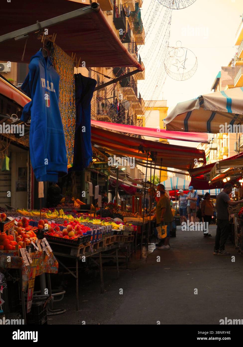 Bancarelle di frutta colorate e amanti dello shopping al mercato di Ballarò a Palermo, Sicilia Foto Stock
