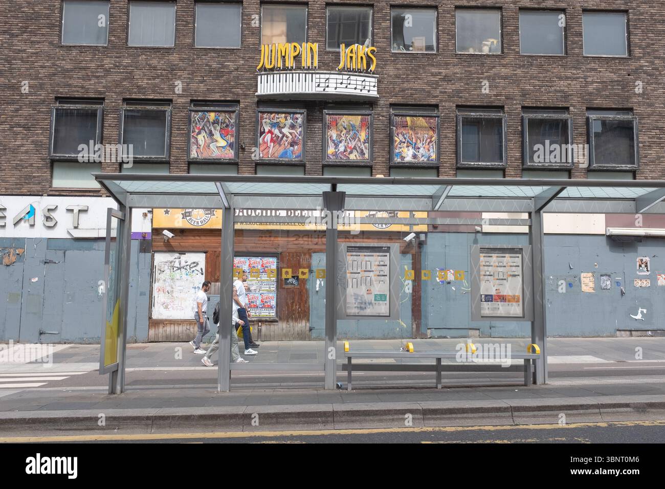 Un nuovo rifugio per autobus costruito di fronte all'ex nightclub Jumpin Jaks, Sauchiehall Street, centro di Glasgow, Scozia. Foto Stock