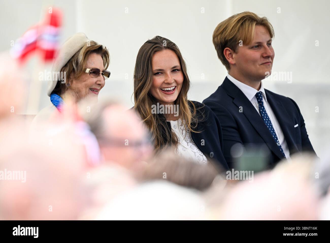 Stavanger 20250704. Re Harald, la regina Sonja, il principe ereditario Haakon, la principessa mette-Marit, la principessa Ingrid Alexandra e il principe Sverre Magnus partecipano alla commemorazione del 200° anniversario dell'emigrazione in America a Stavanger. Foto: Carina Johansen/NTB credito: NTB/Alamy Live News credito: NTB/Alamy Live News Foto Stock