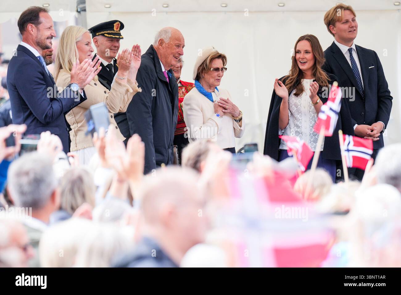 Stavanger 20250704. Re Harald, la regina Sonja, il principe ereditario Haakon, la principessa mette-Marit, la principessa Ingrid Alexandra e il principe Sverre Magnus partecipano alla commemorazione del 200° anniversario dell'emigrazione in America a Stavanger. Foto: Fredrik Varfjell/NTB credito: NTB/Alamy Live News credito: NTB/Alamy Live News Foto Stock