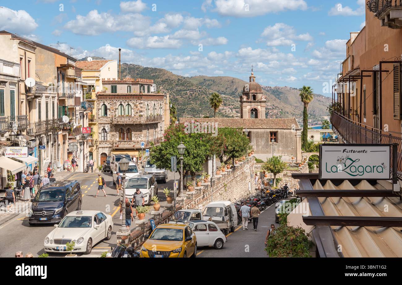 Taormina, Sicilia, Italia - 3 ottobre 2023: Vista panoramica della città di Taormina, con la Chiesa di San Pancrazio sullo sfondo. Foto Stock