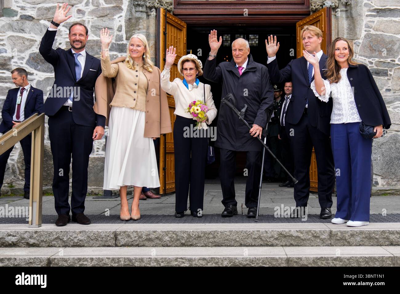 Stavanger 20250704. Re Harald, la regina Sonja, il principe ereditario Haakon, la principessa mette-Marit, la principessa Ingrid Alexandra e il principe Sverre Magnus partecipano alla commemorazione del 200° anniversario dell'emigrazione in America a Stavanger. Foto: Fredrik Varfjell/NTB credito: NTB/Alamy Live News credito: NTB/Alamy Live News Foto Stock