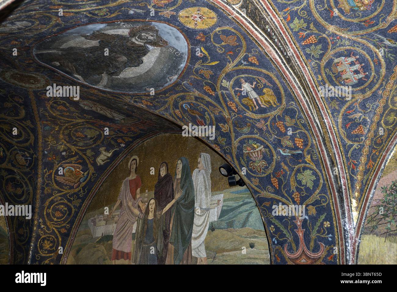Israele, Gerusalemme; Chiesa del Santo Sepolcro; Calvario, Golgota, mosaico decorativo che decora la Cappella della Crocifissione; Kalvarienberg; 2018 Foto Stock