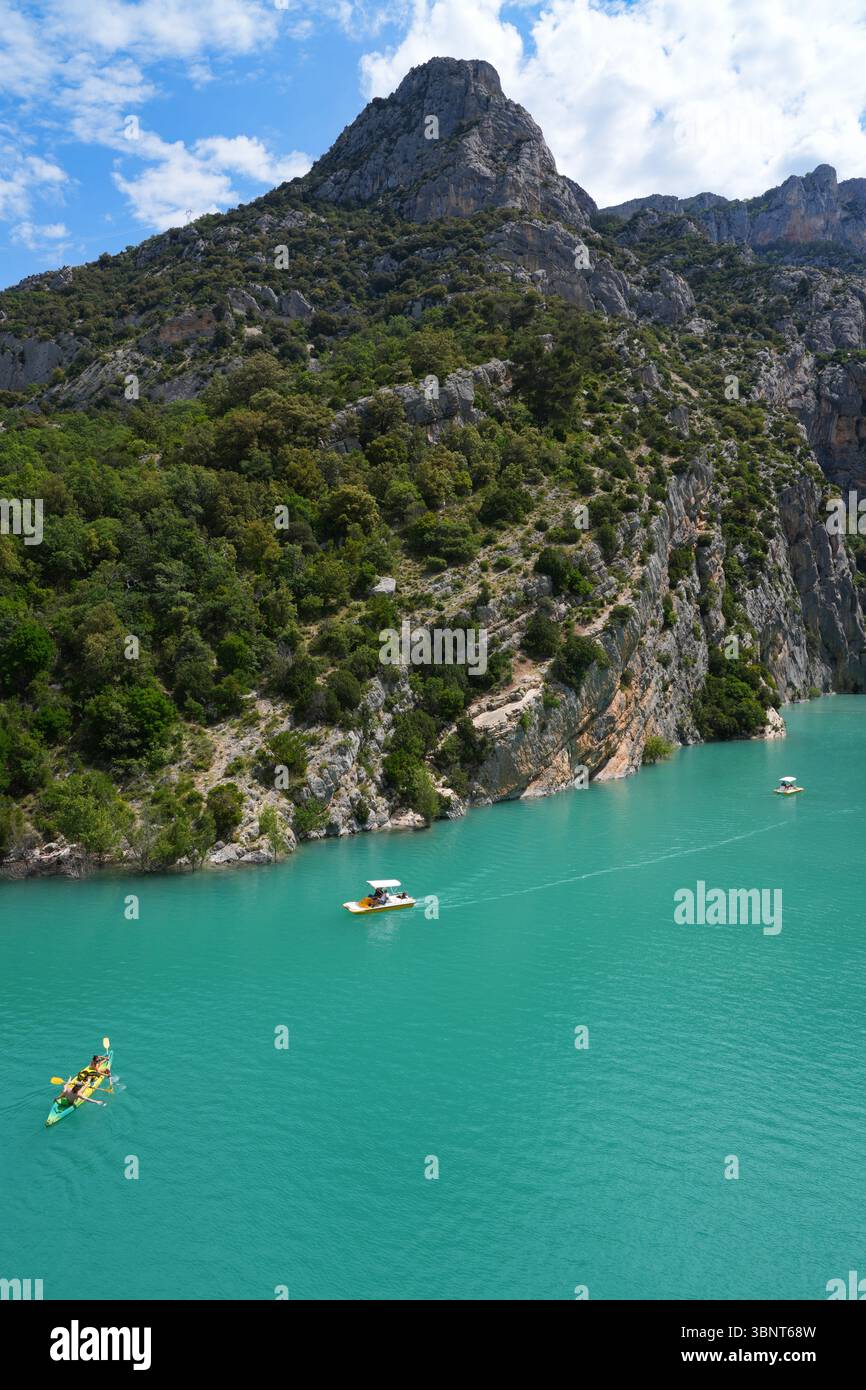 Vista del Lac de Sainte Croix, lago di Ste Croix, un lago artificiale con acque turchesi che bagnano il fiume Verdon nella zona delle Gorges du Verdon a Fran Foto Stock