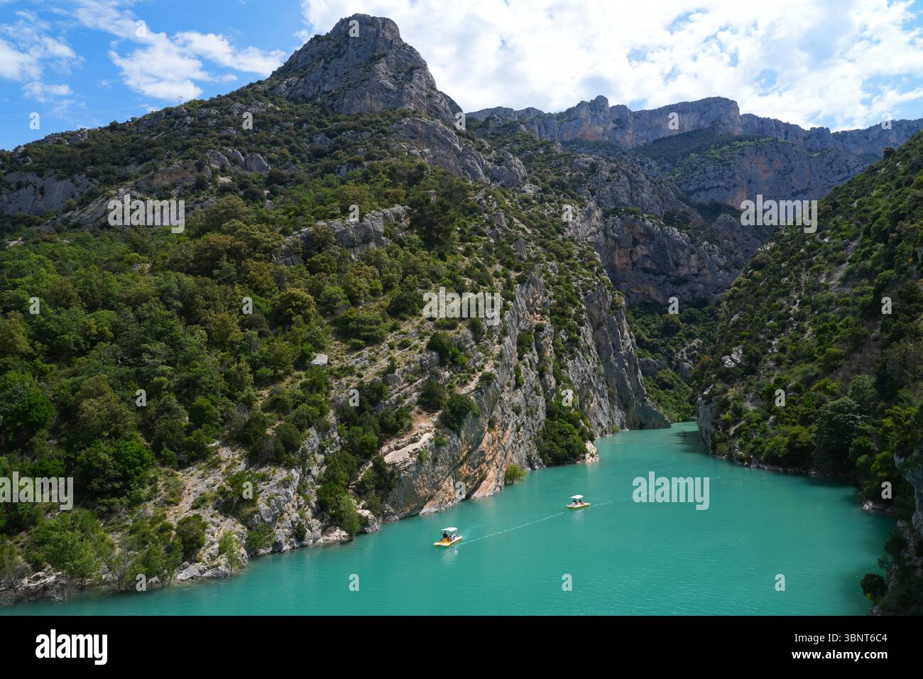 Vista del Lac de Sainte Croix, lago di Ste Croix, un lago artificiale con acque turchesi che bagnano il fiume Verdon nella zona delle Gorges du Verdon a Fran Foto Stock