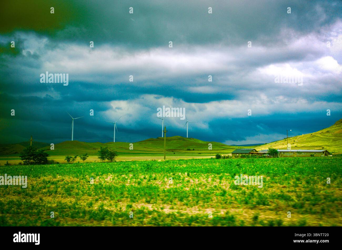 Vivace paesaggio rurale con colline e nuvole di tempesta Foto Stock