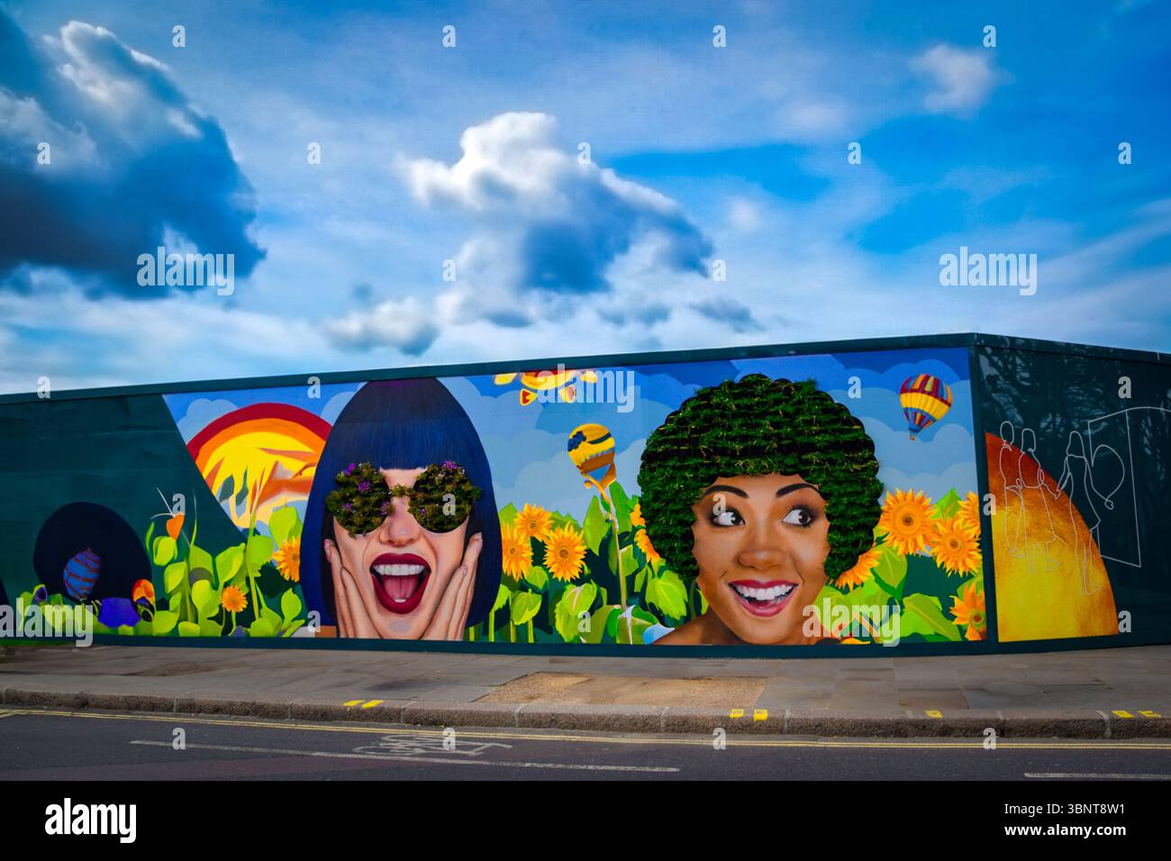 Colorato murale di Street art con eco art e girasoli Foto Stock