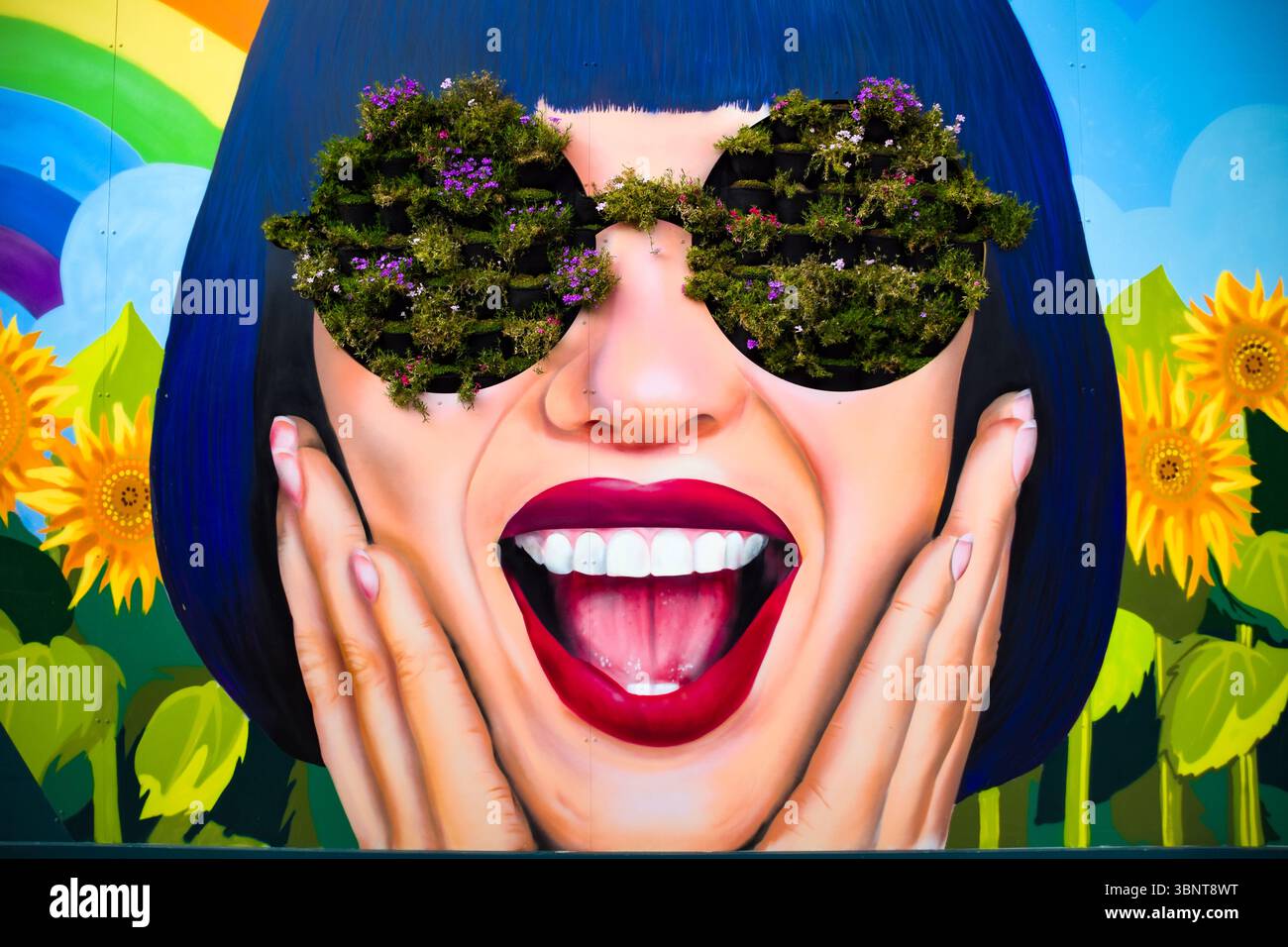 Colorato murale di Street art con eco art e girasoli Foto Stock