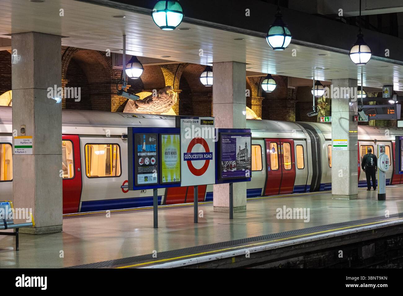 Gloucester Road metropolitana, stazione della metropolitana, cartello Londra Inghilterra Regno Unito Regno Unito Foto Stock