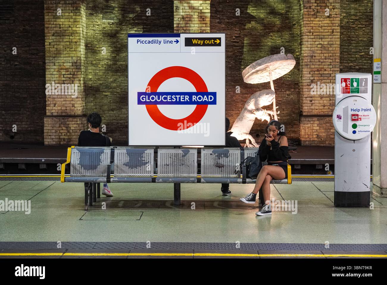 Gloucester Road metropolitana, stazione della metropolitana, cartello Londra Inghilterra Regno Unito Regno Unito Foto Stock