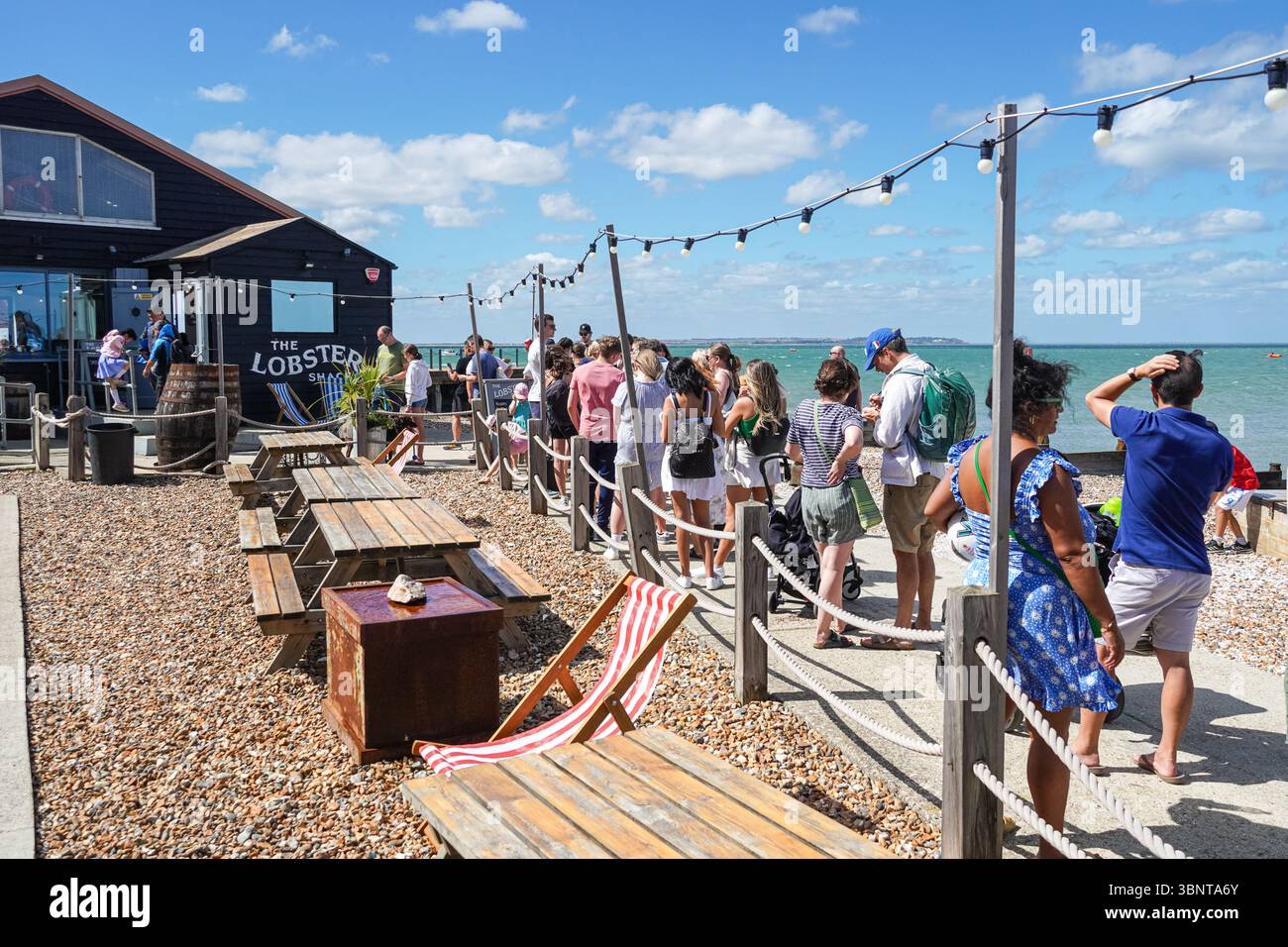 Persone in coda al ristorante di pesce Lobster Shack a Whitstable, Kent, Inghilterra, Regno Unito Foto Stock
