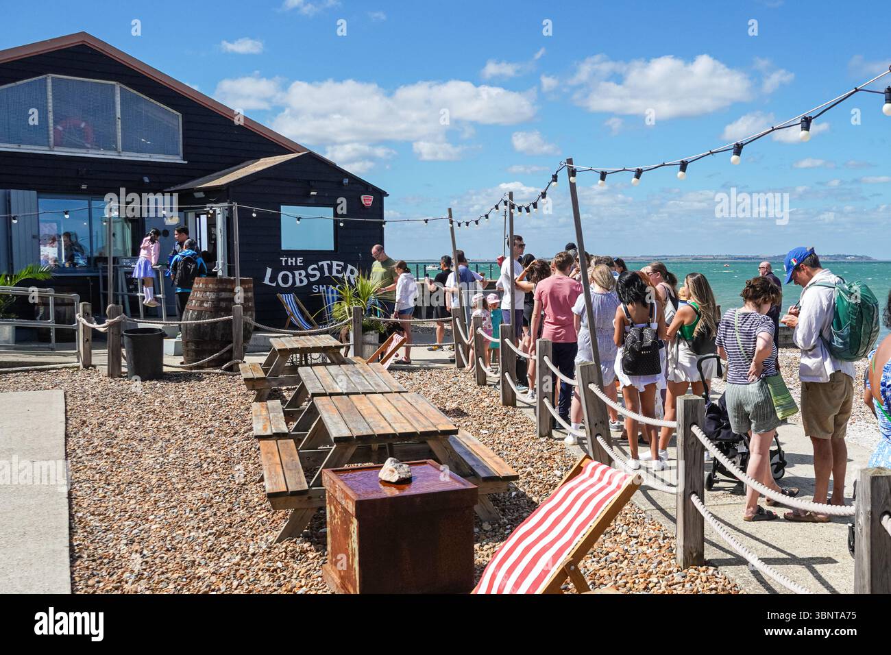 Persone in coda al ristorante di pesce Lobster Shack a Whitstable, Kent, Inghilterra, Regno Unito Foto Stock
