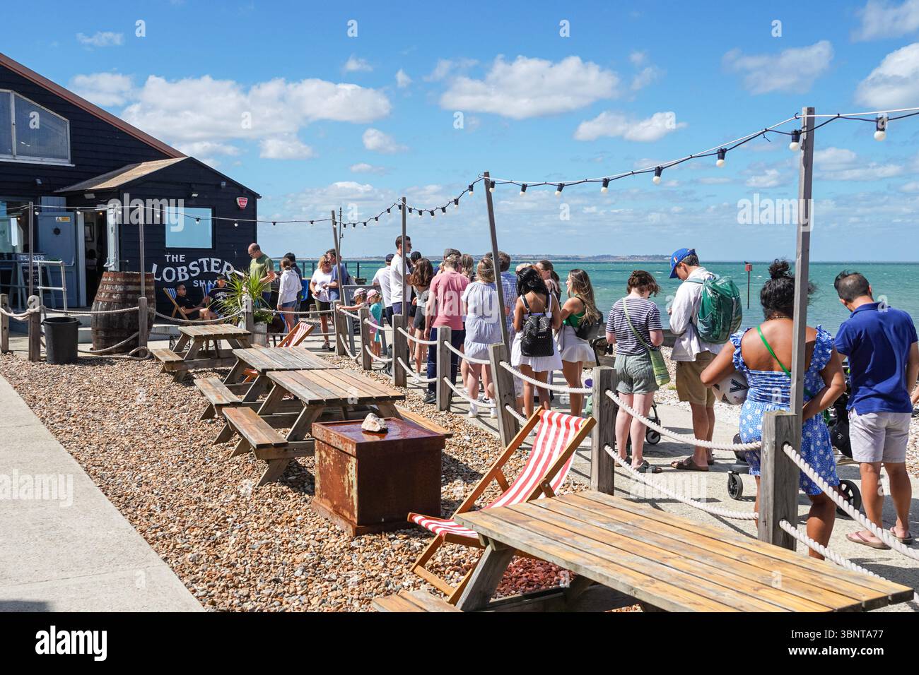 Persone in coda al ristorante di pesce Lobster Shack a Whitstable, Kent, Inghilterra, Regno Unito Foto Stock