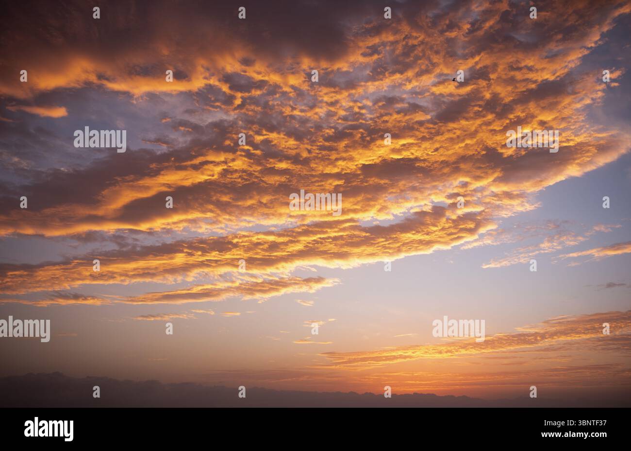 Colori pastello delicati del tramonto Sunrise Sundown Sky con nuvole colorate senza uccelli. Foto Stock