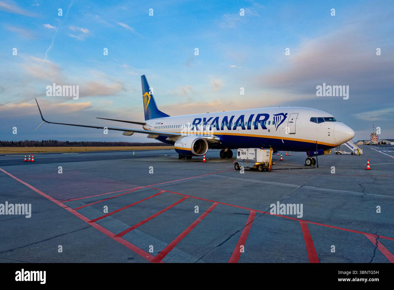 Ryanair Aircraft all'aeroporto Modlin di Varsavia, Polonia Foto Stock