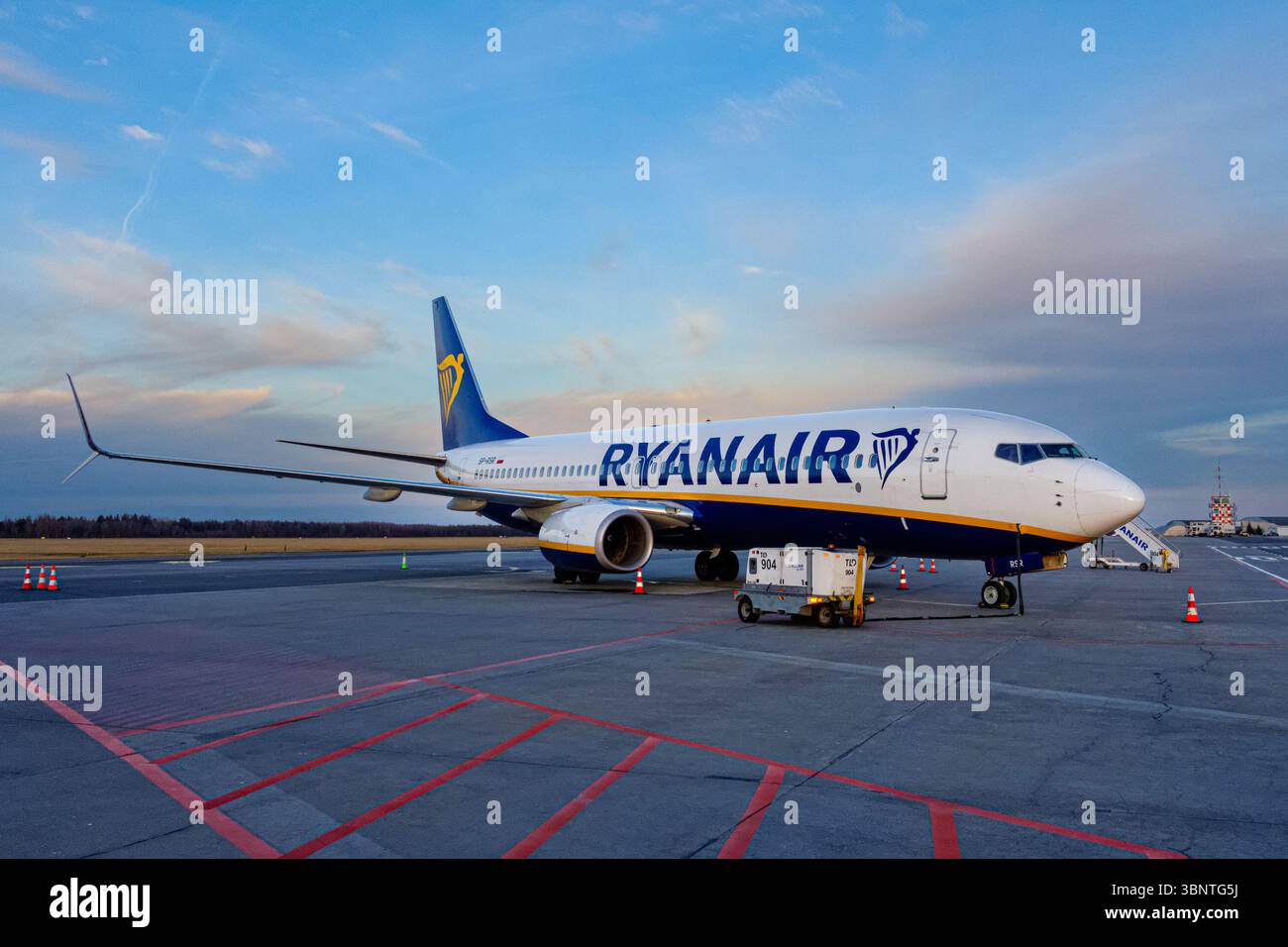 Ryanair Aircraft all'aeroporto Modlin di Varsavia, Polonia Foto Stock