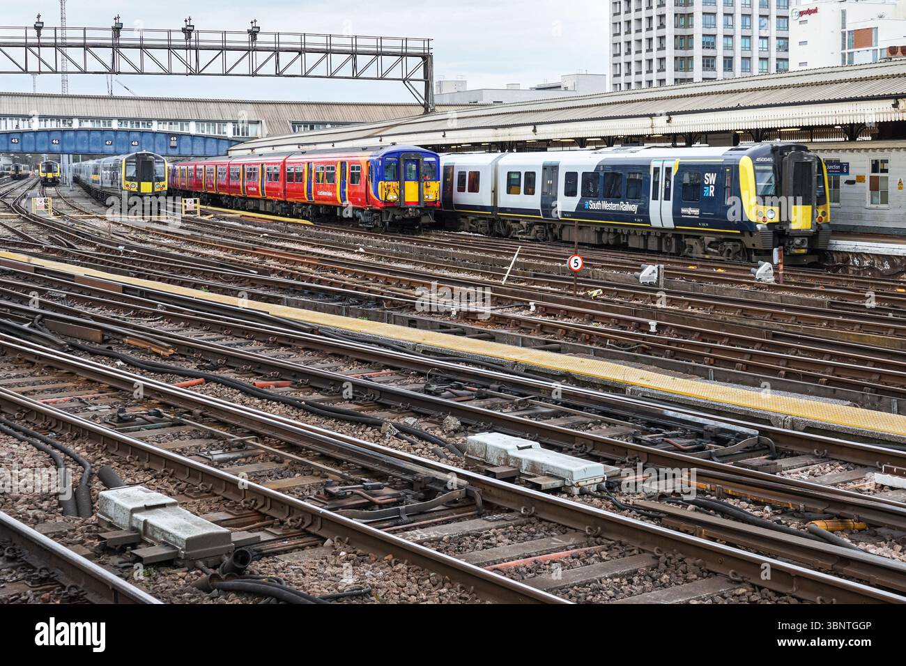 Treni della South Western Railway alla stazione ferroviaria di Londra Clapham Junction, Inghilterra Regno Unito Regno Unito Foto Stock