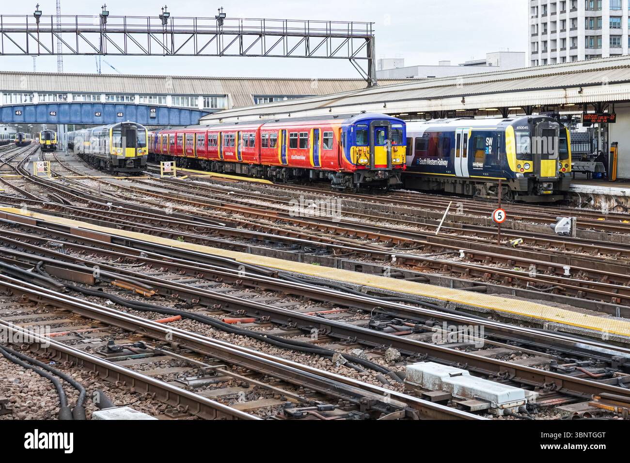 Treni della South Western Railway alla stazione ferroviaria di Londra Clapham Junction, Inghilterra Regno Unito Regno Unito Foto Stock